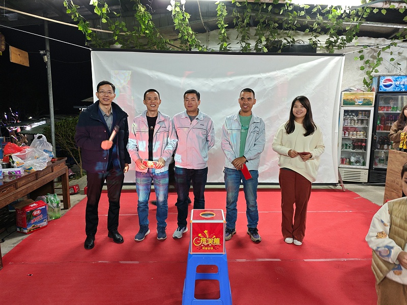 石總與中獎同事合影（yǐng）