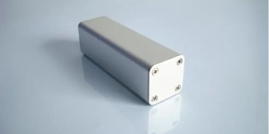 鋁殼機加工油汙怎麽處理，還好有電池鋁（lǚ）殼清洗劑