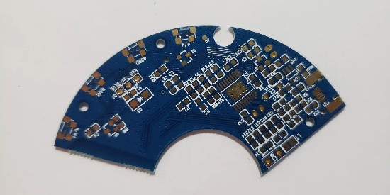 論（lùn）電子線路板清洗劑的重要性和優勢