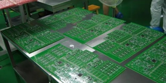 選擇水基的PCB電（diàn）路（lù）板清洗劑使（shǐ）用更安全環保（bǎo）